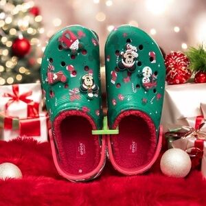 ✨Host pick✨CROCS Green and Red Holiday Clogs with Cartoon Charms